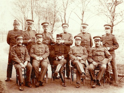 Groepsfoto van 1e Luitenant De Jong met andere officieren der Infanterie.