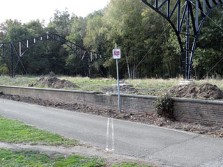 De grens over het perron van station Baarle-Grens.