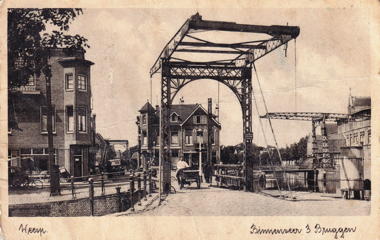 Prentbriefkaart met brug in Weesp.