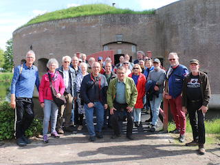 Groepsfoto deelnemers voor het Fort aan de Ossenmarkt in Weesp.