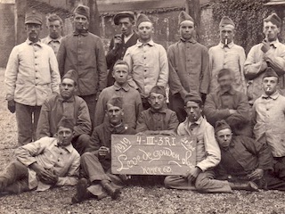 Groepsfoto militairen 4-III-3 Reg. Infanterie in Bergen op Zoom.