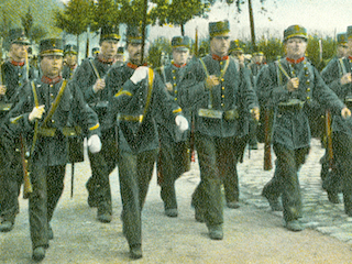 Ingekleurde foto van het 7e Regiment Infanterie op mars.