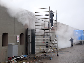 Reinigen van de gevel van het hoofdgebouw van Fort bij Aalsmeer.